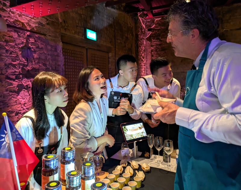 雲林「情人蜂蜜」公司以龍眼蜂蜜獲提名角逐英國美食大賞Great Taste Awards最大獎之一「金叉獎」，9日晚間在倫敦頒獎典禮現場設攤，供來自各國的專業人士品嚐入圍產品。Great Taste Awards有「美食奧斯卡」之稱。