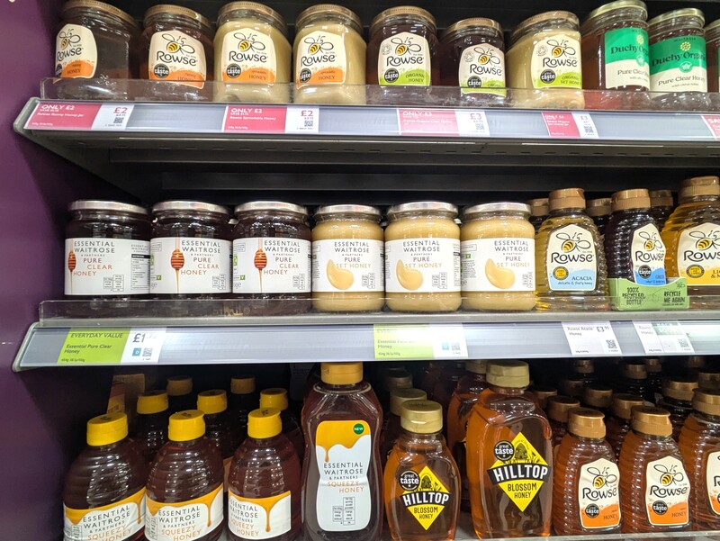 英國美食大賞Great Taste Awards評審團頒發給各產品星級標章（級別由高至低依序為3星、2星、1星），多年來已是英國零售消費市場具高識別度的品質指標。圖為在倫敦一家中高價位超市貼有「好味」（Great Taste）星級標章的蜂蜜。
