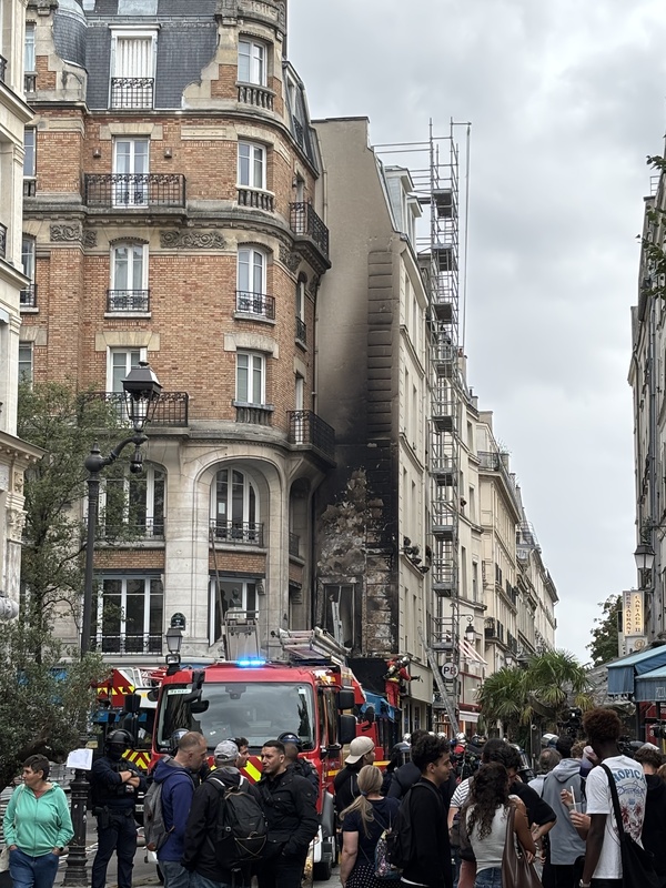 巴黎群眾10日上街抗議政府預算案、社會不公，夏特雷（Chatelet）商圈有建築物遭縱火。