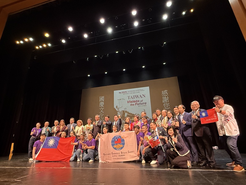 國立台灣戲曲學院「台灣特技團」國慶文化訪問團，加拿大多倫多演出後，與僑界人士大合照。