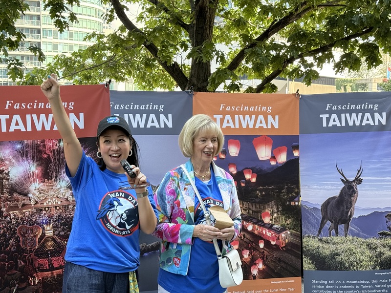 加台國會議員友好協會會長史葛洛（Judy Sgro，右，多倫多台裔市議員陳伶俐（Lily Cheng，左）身穿
「台灣日」紀念球衣，與多倫多台僑一起在藍鳥隊主場看球加油。