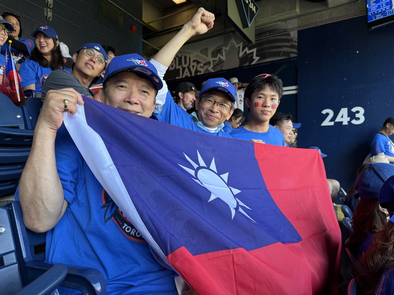 多倫多台僑社區首度揪團舉辦「台灣日」，到職棒MLB藍鳥隊主場挺棒球；還有僑民帶著巨幅國旗現場球場。