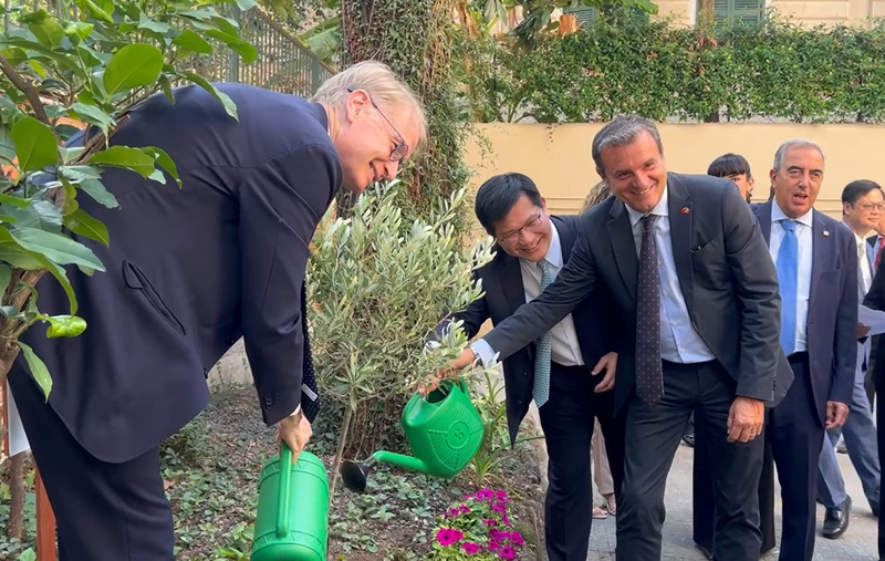外交部長林佳龍（中）與「台義國會議員友好協會」主席、參議員馬蘭（左）17日在駐義代表處一起種植灌溉一棵小樹，象徵台義友情將不斷茁壯成長。
