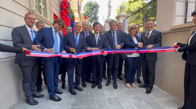 外交部長林佳龍17日出席駐義代表處整修竣工典禮，與10多位義大利國會議員舉行剪綵儀式。
