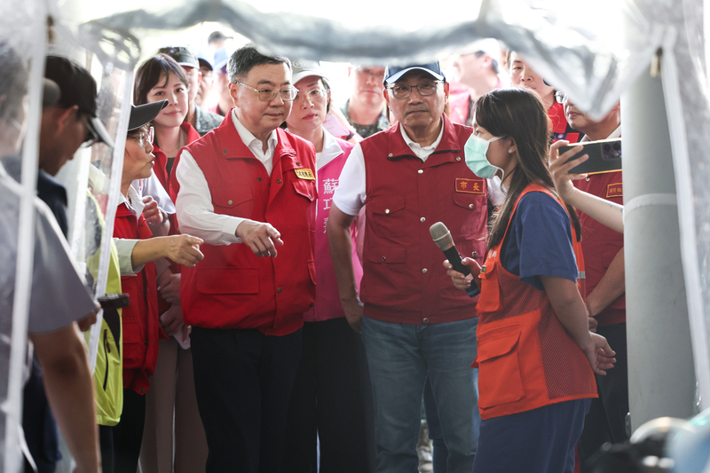 行政院長卓榮泰（左2）與新北市長侯友宜（右2）18日下午在新北市新莊區，視察114年國家防災日國際
參與大規模震災救災動員演練。