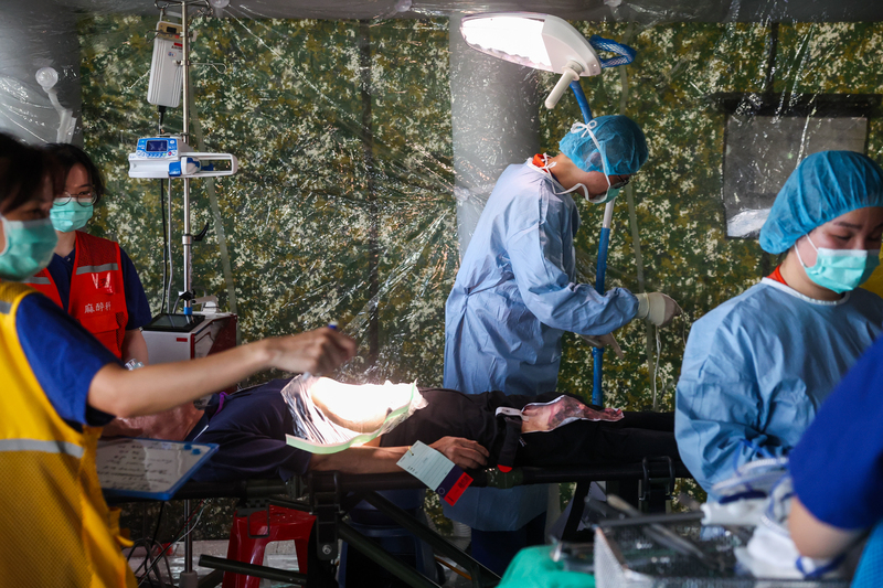 國家防災日將至，新北市政府18日下午在新莊運動公園實施大規模震災救災動員演練，採半預警、不壓縮
時序，並由演練控制組下達狀況之無腳本方式辦理。