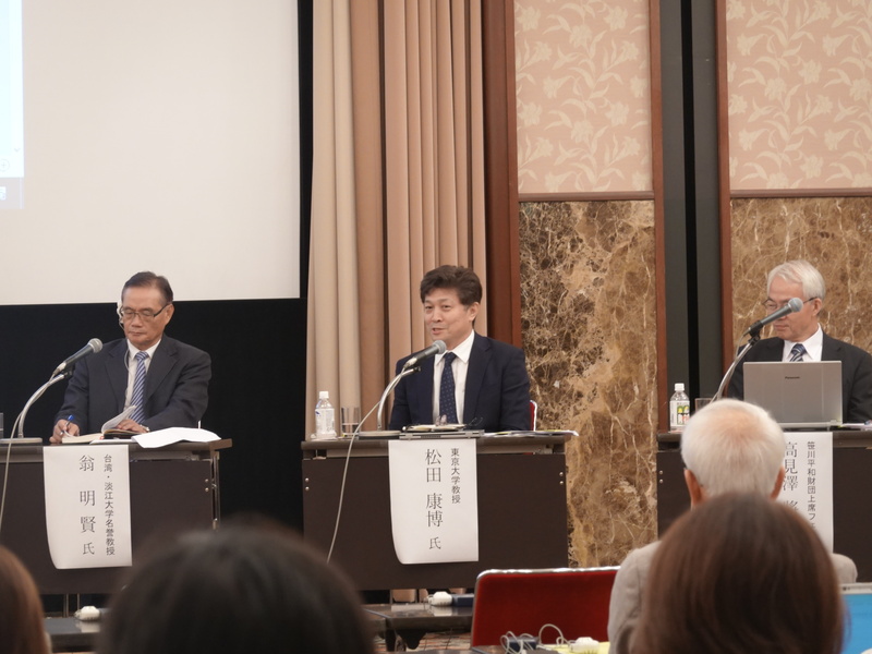 淡江大學國際事務與戰略研究所榮譽教授翁明賢（左）18日在東京出席一項論壇時指出，「中國國家主席習近平為了完成2049年實現中華民族偉大復興夢，可能逼迫台灣在統一問題上有所表態」。