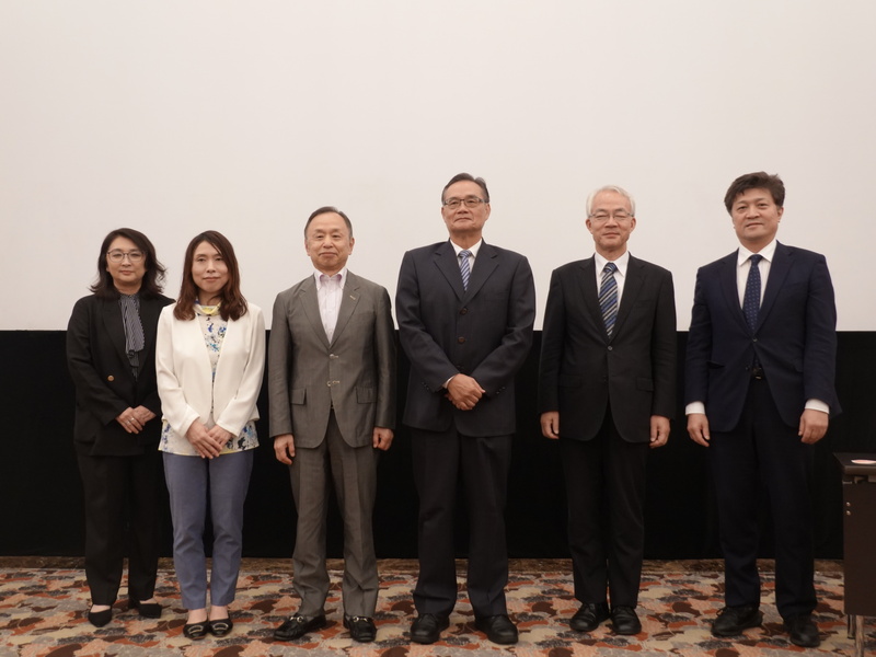 駐日代表處與「每日新聞社」所屬亞洲調查會合辦論壇，探討東亞局勢。右起：日本東京大學教授松田康博、笹川平和財團資深研究員高見澤將林、淡江大學國際事務與戰略研究所榮譽教授翁明賢、亞洲調查會會長國分良成（主持人）、同志社大學教授三牧聖子，神田外語大教授阪田恭代發表看法。