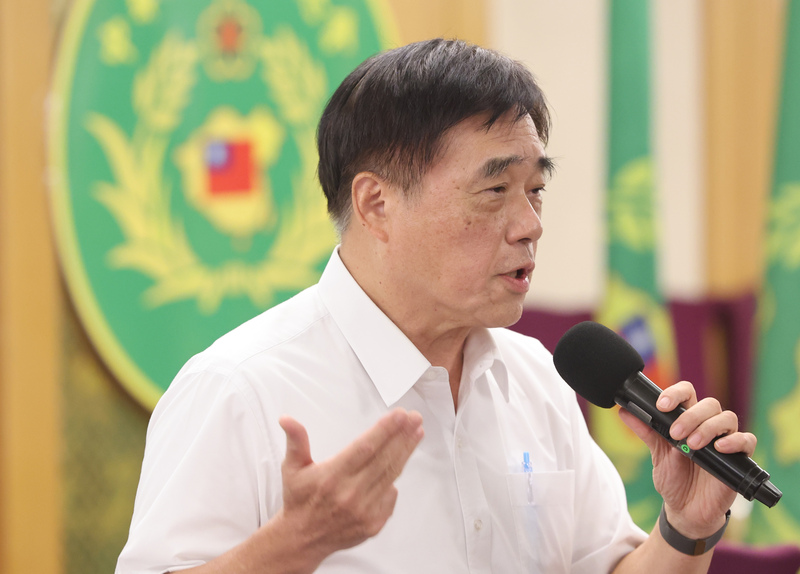 國民黨主席候選人郝龍斌表示，黨員繳黨費來行使黨權，這是他們的權利，不要給黨員貼標籤。