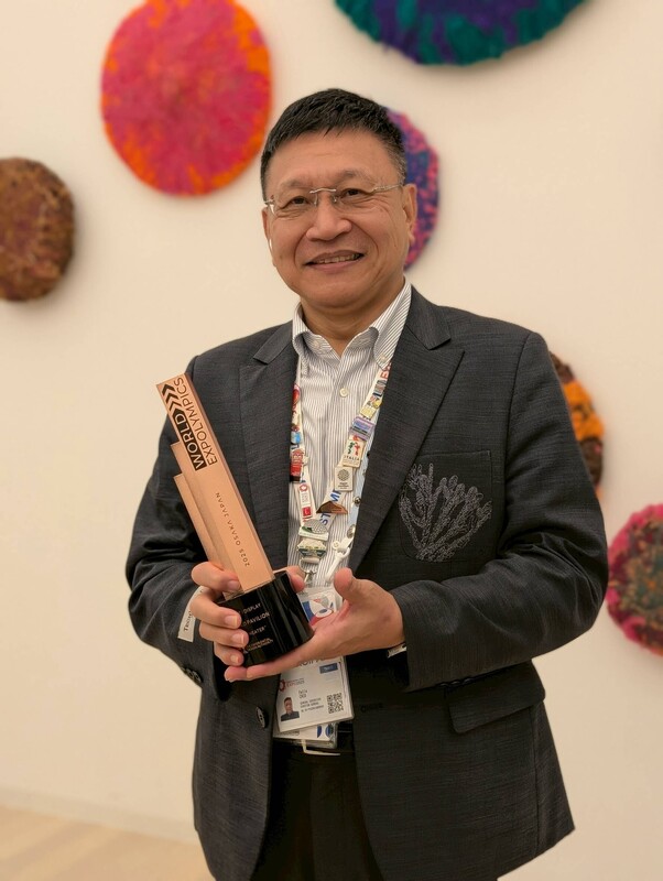 2025大阪世界博覽會的TECH WORLD館以創新展演與互動設計獲國際肯定，獲頒最佳展覽或展示獎。頒獎
典禮本月23日在大阪世博美國館舉行，TECH WORLD館館長邱揮立代表上台領獎。（TECH WORLD館提供）