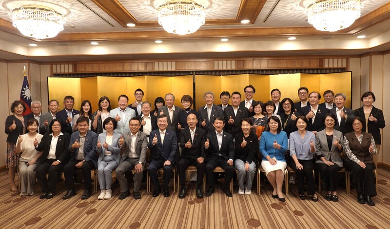 立法院長韓國瑜率領立法院「台日交流聯誼會」跨黨派立委代表團訪日，26日晚間出席駐日代表李逸洋所設的歡迎宴。韓國瑜期待旅日僑胞團結，他表示，大家在僑居地努力打拚，心中只有台灣情，眼中沒有藍綠白。