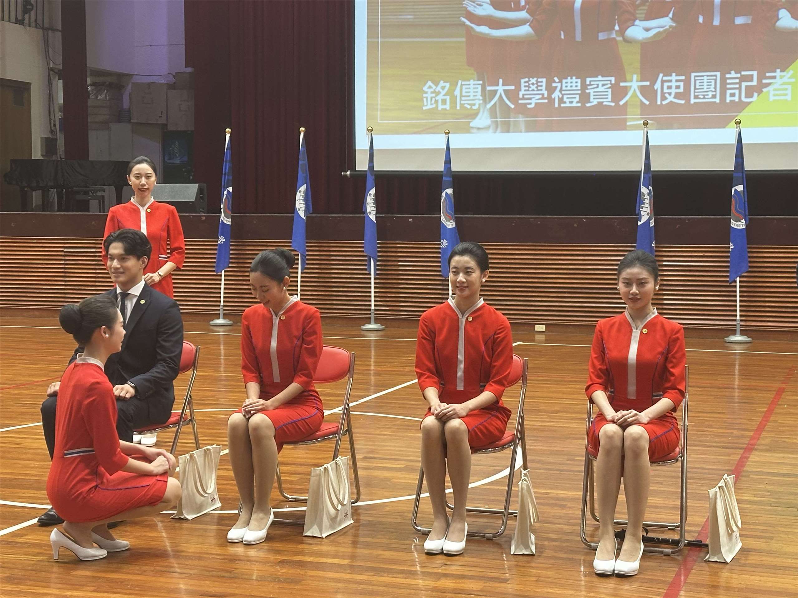 銘傳禮賓大使模擬國慶當天來賓提出需求的應變情況。(楊雨青 攝)