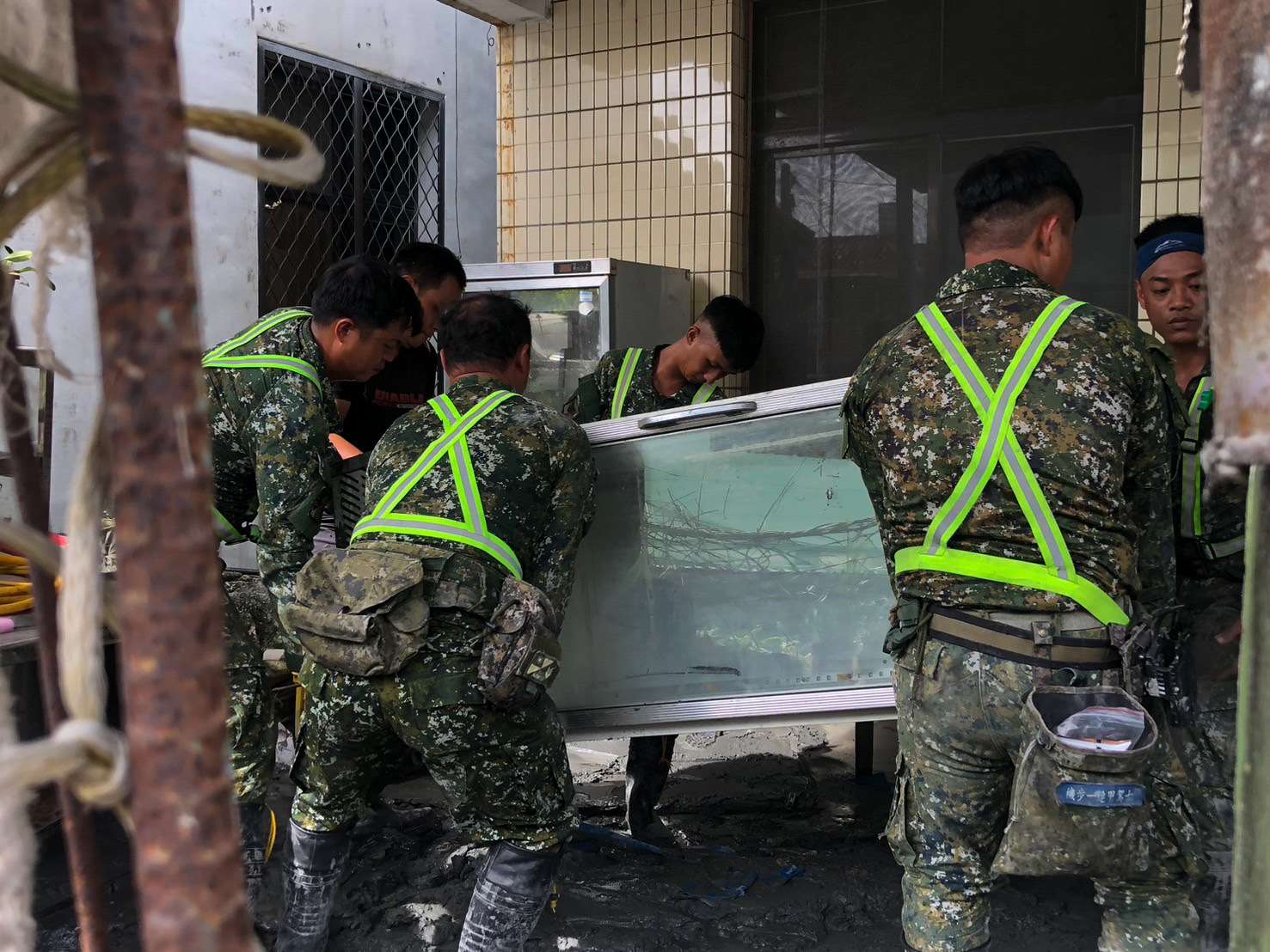 花蓮縣馬太鞍溪堰塞湖溢流造成嚴重災情，國軍全力支援花蓮， 2000餘名官兵投入復原工作。圖為官兵協助廢棄物清運及淤泥清理。(國軍第2作戰區提供)