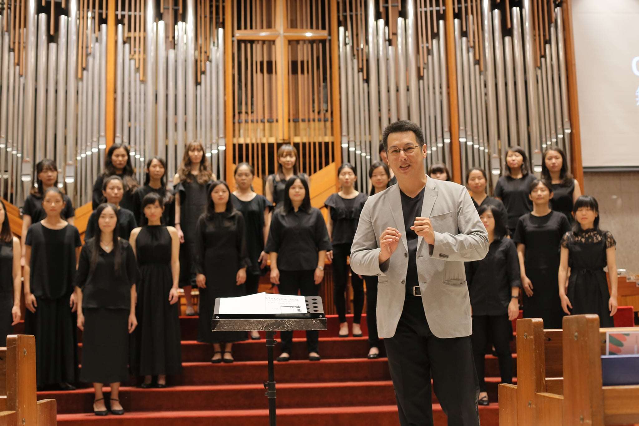 「TLS 迎曦女聲/中山女高校友合唱團」與指揮 翁建民