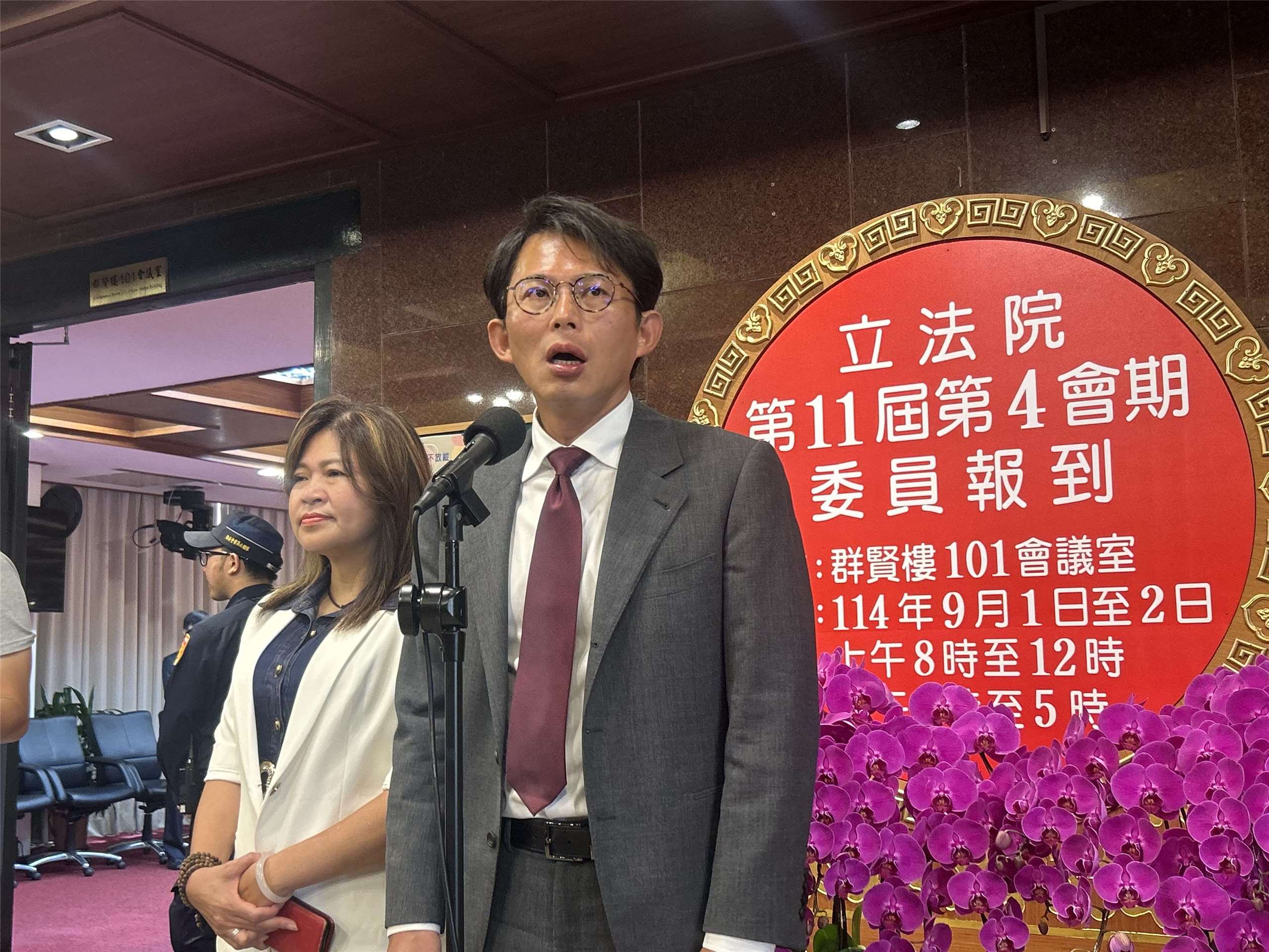 民眾黨團總召黃國昌(右)、立委麥玉珍(左)今天(1日)在完成新會期報到後，接受媒體採訪。(趙婉淳 攝)