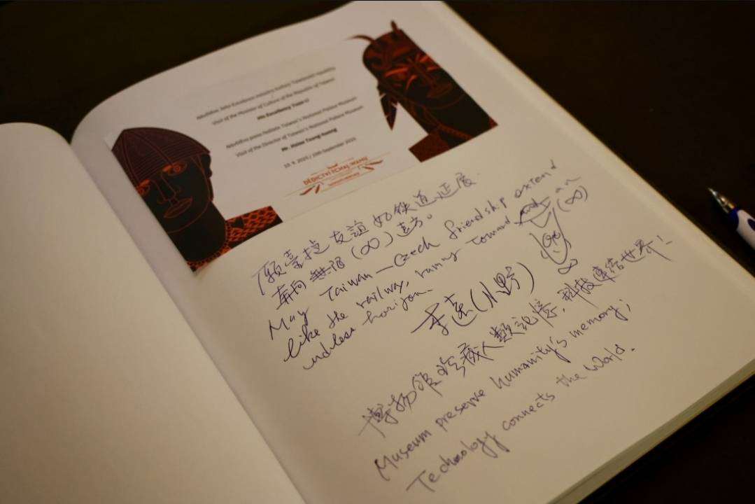 文化部長李遠特地於宮廷專列餐車的留言本寫下：「願台捷友誼如鐵道延展，奔向無限遠方」，為台捷情誼留下深深的祝福。(文化部提供)