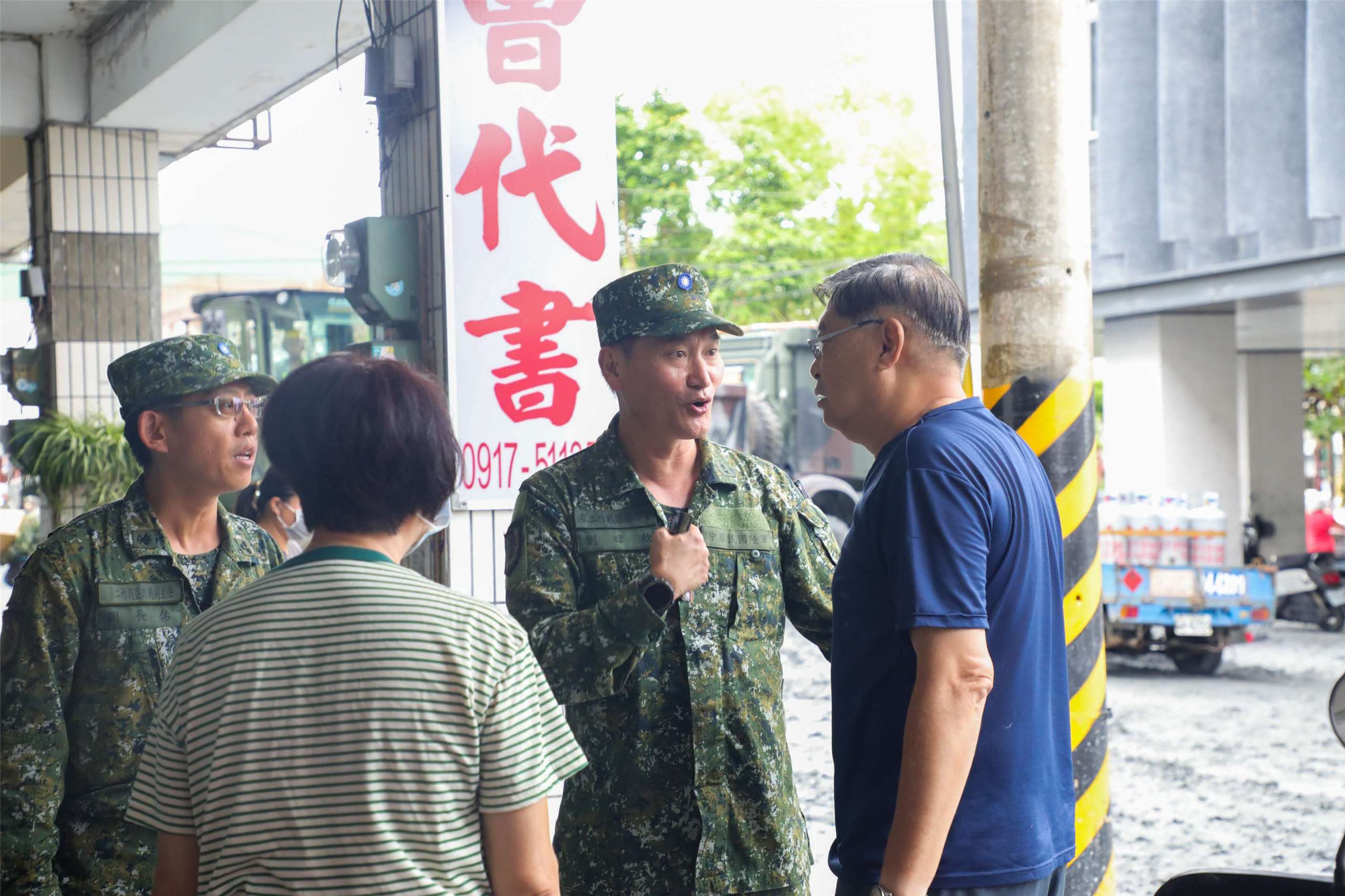 花蓮縣馬太鞍溪堰塞湖溢流造成嚴重災情，國軍全力支援花蓮， 2000餘名官兵投入復原工作。圖為指揮官親臨前線向光復居民說明將全力協助民眾家中內廢棄物搬運任務。(國軍第2作戰區提供)
