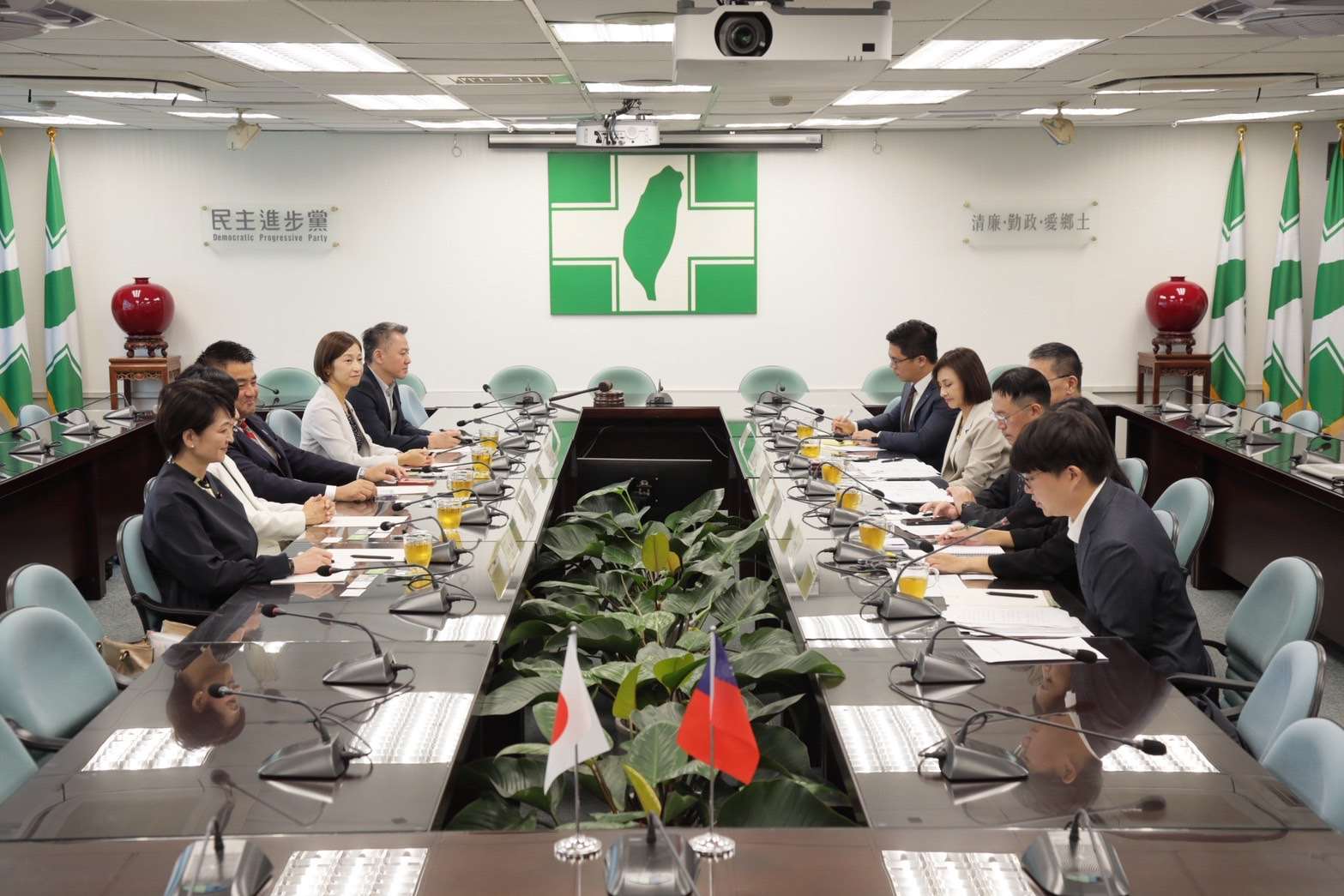 日本立民黨眾議員拜會民進黨秘書長徐國勇。(圖：民進黨提供)