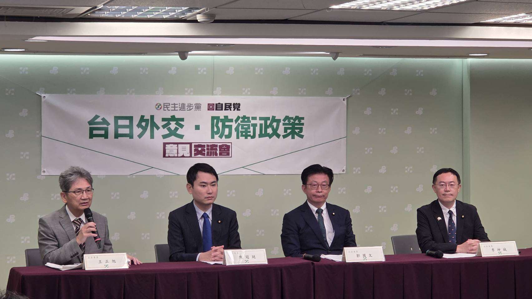 台日執政黨「2+2會談」今天(3日)在台北登場，對談並首度擴大為「4+4政策會議」，與會的民進黨立委會後召開記者會，說明會談成果。（劉玉秋攝）
