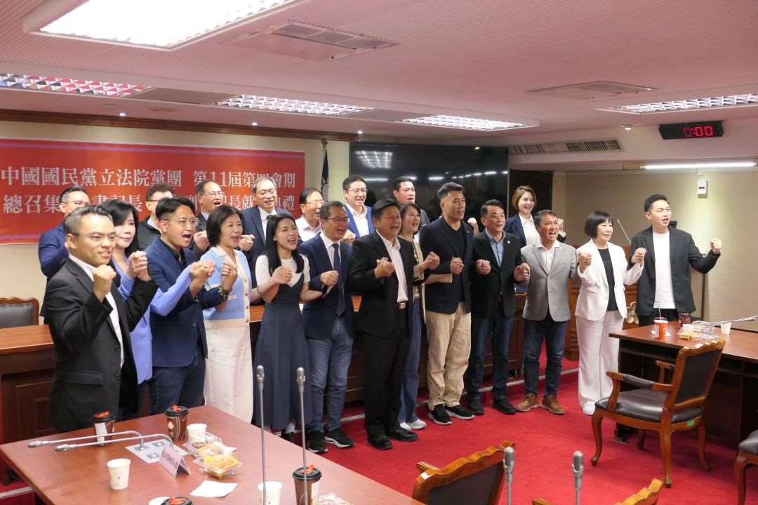 國民黨團今天(1日)舉行幹部就職典禮，書記長一職由立委王鴻薇交棒給立委羅智強，首席副書記長由立委林沛祥擔任。(趙婉淳 攝)