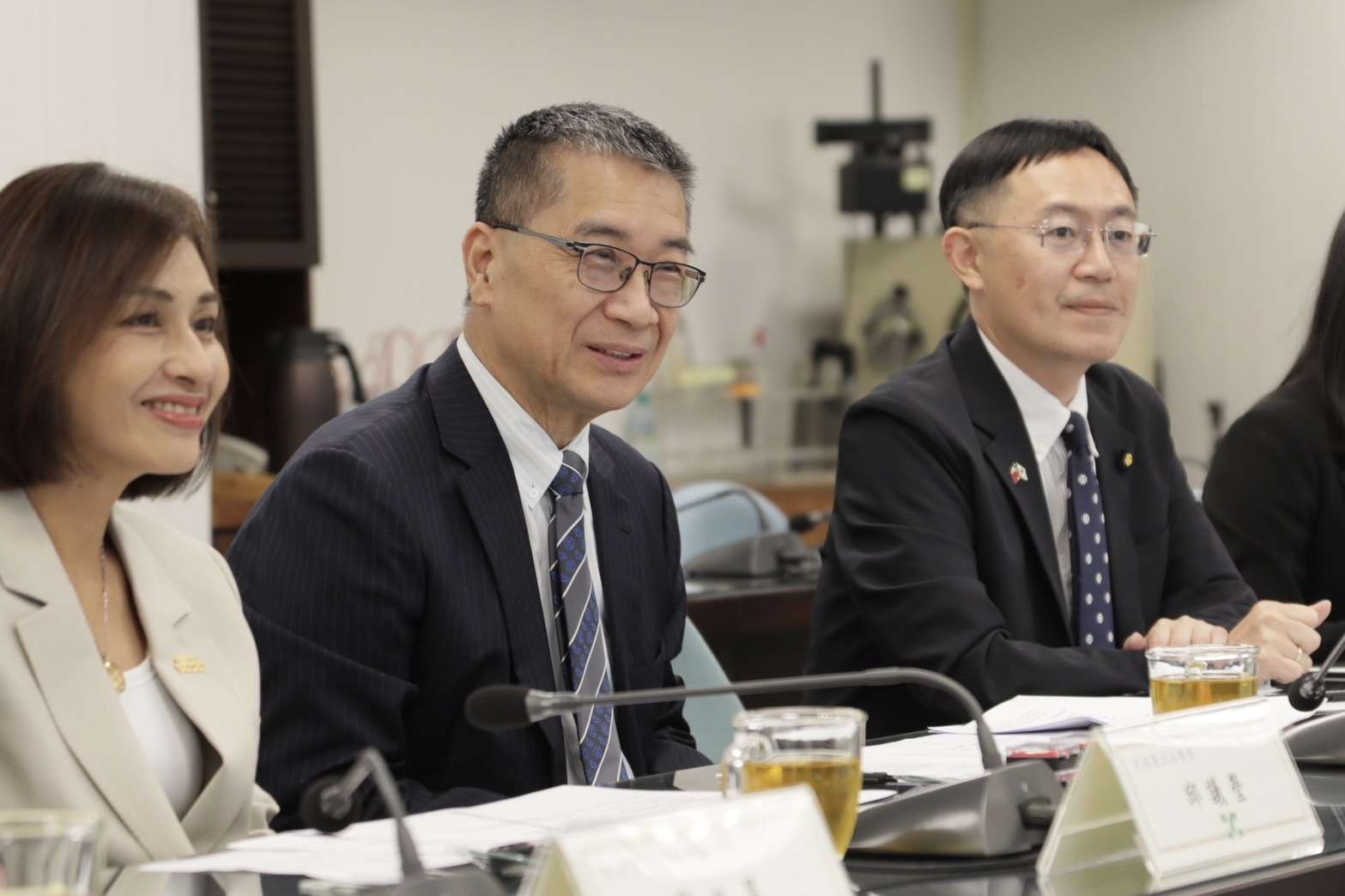 日本立民黨眾議員拜會民進黨秘書長徐國勇(中)。(圖：民進黨提供)