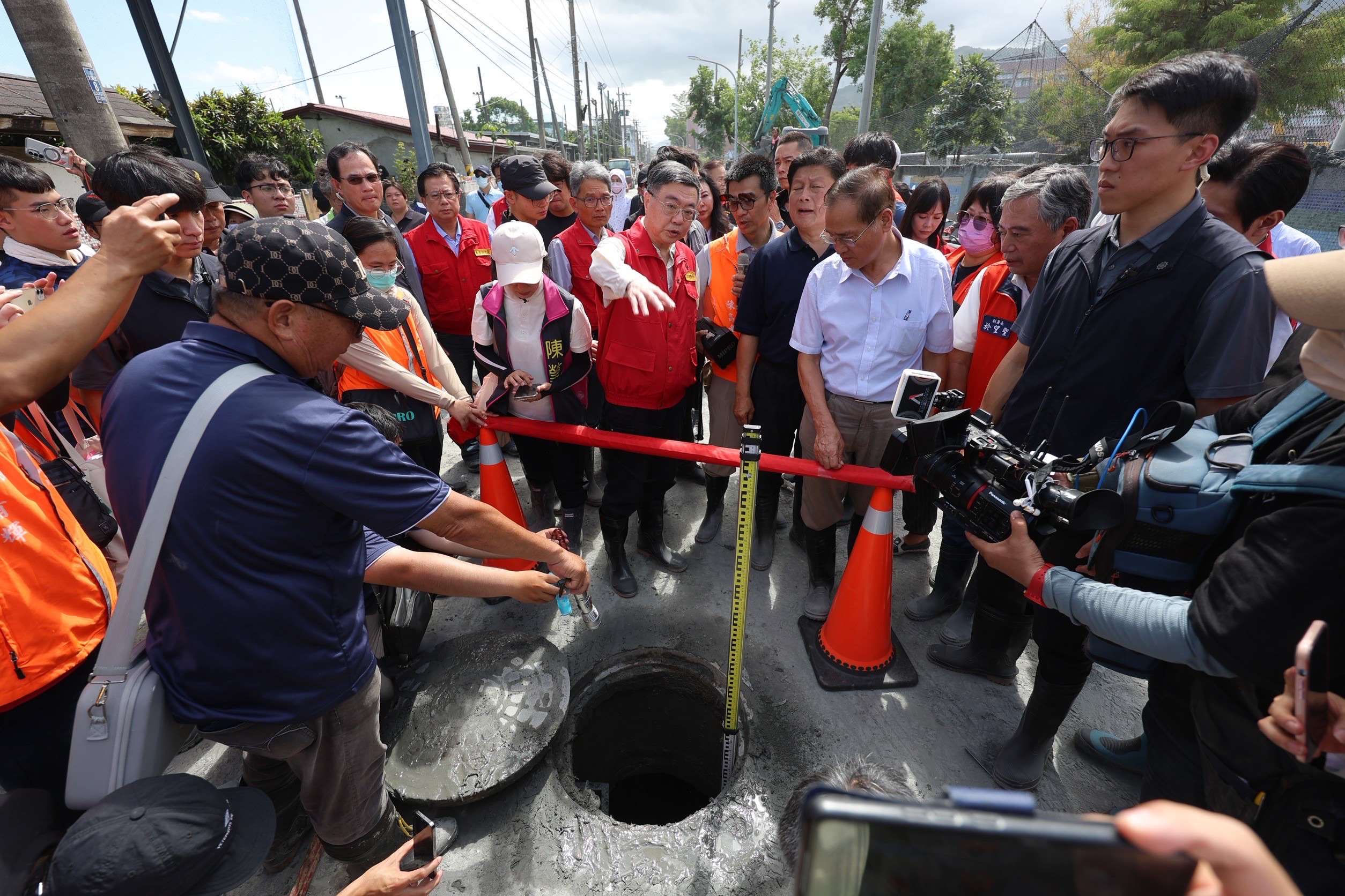 行政院長卓榮泰28日視察花蓮縣光復鄉雨水下水道及側溝淤積情形。(圖：行政院提供)