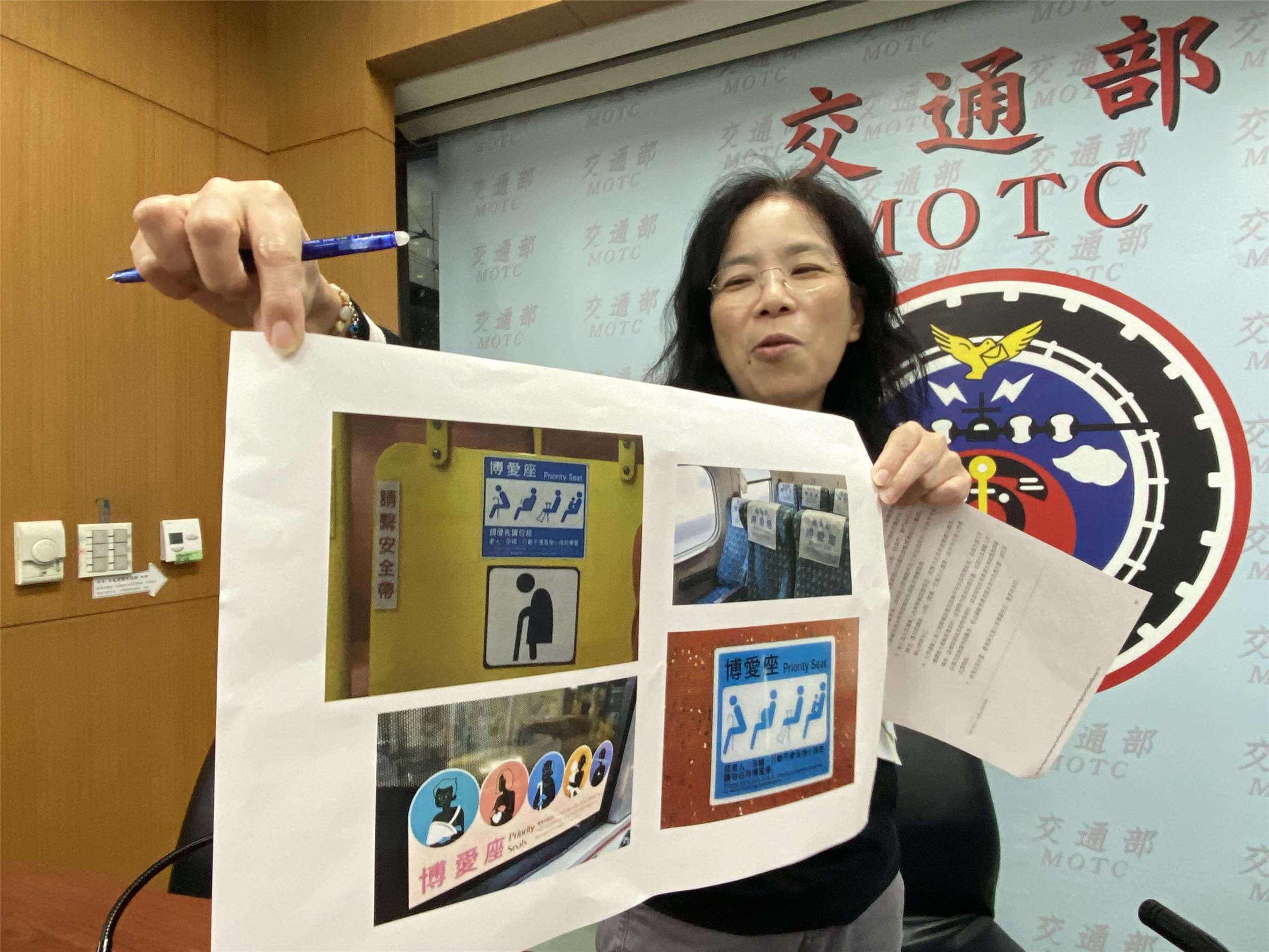 公共運輸及監理司長胡迪琦9日出示現行各式各樣的「博愛座」標示。(吳琍君攝)