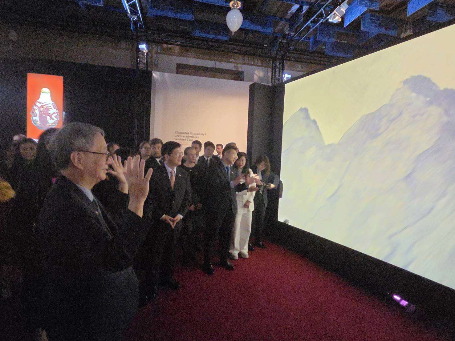 文化部長李遠(左一)也亮相故宮捷克展開幕之夜，並體驗故宮互動裝置作品。(江昭倫 攝)