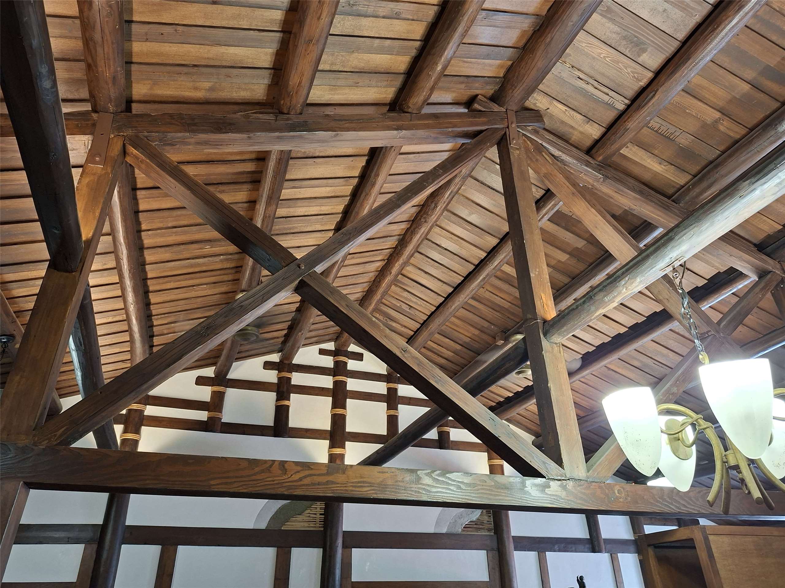 「一樂酒家」二樓 洋小屋組的西式桁架