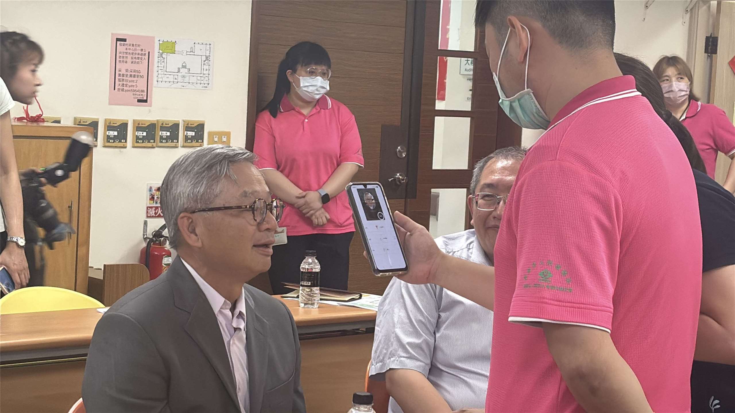 長照中心導入「非接觸式生理監測FaceHeart」，只要用手機或平板鏡頭對向臉部，就可以測出血壓、心跳等生理狀態，國科會主委吳誠文也親自體驗。(楊文君攝)