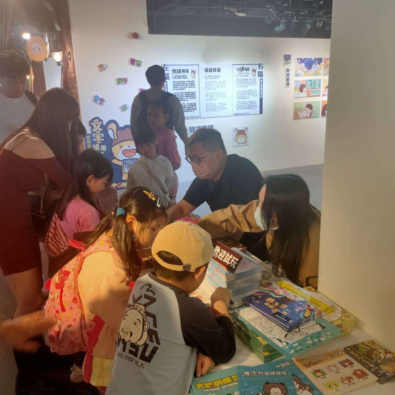 小朋友對玩遊戲都是比較有興趣的。透過遊戲來訓練孩子所欠缺的腦部發展