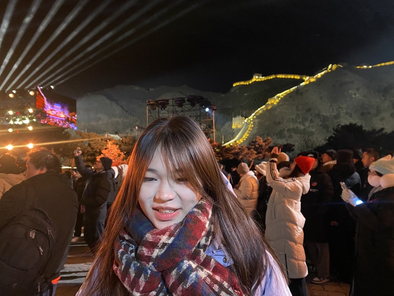 居庸關長城在2025年最後一天點起了燈，增添跨年氛圍。圖為受訪的林同學，她說能在長城跨年感到幸福感爆棚。