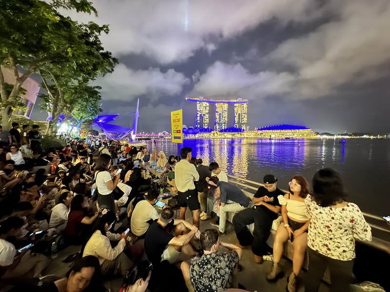 新加坡濱海灣跨年煙火秀，吸引眾多遊客到場卡位搶拍美麗景色。