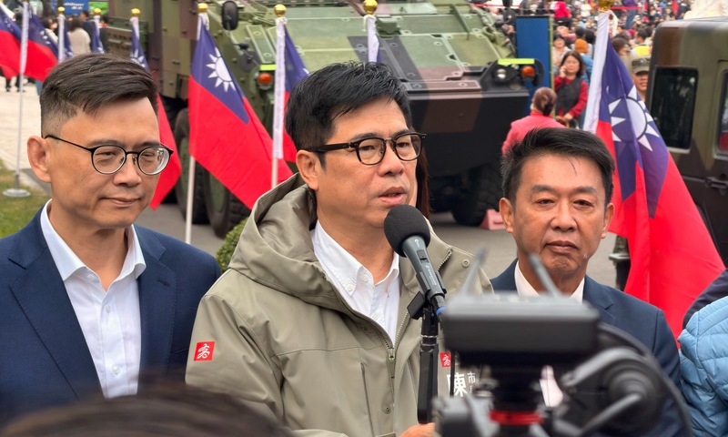 高雄市1日清晨舉辦元旦升旗典禮，這是市長陳其邁（中）任內最後一次主持升旗，他說，新的一年盼立法院儘速通過國防預算，強化台灣自衛安全。