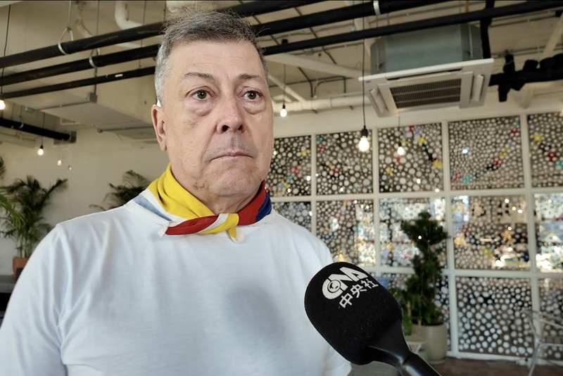 PF
旅居海外近20年委內瑞拉公民維拉
旅居海外近20年的委內瑞拉公民維拉（圖）落腳曼谷
多年，他向中央社表示，外界將美國視為侵略者，忽
略委內瑞拉早在1999年前總統查維茲上台後，就已逐
步喪失主權。他指出，查維茲與其後的馬杜洛政權，
長期與外國勢力合作，讓國家遭「暗中滲透與控
制」。
中央社記者李宗憲曼谷攝　115年1月4日
