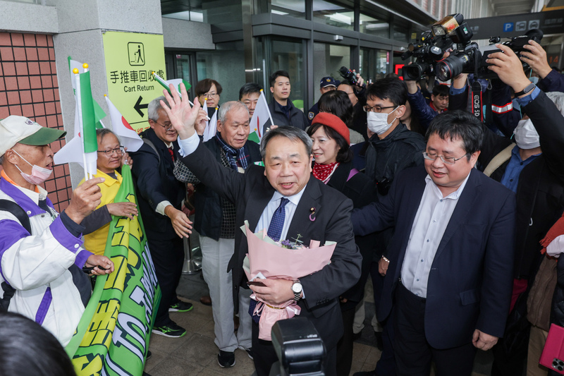 中國外交部指控日本維新會中國裔參議員石平在台灣、歷史等議題上「散布謬論」，對其採取反制措施。石平（前中）6日上午搭機抵達台北松山機場，展開訪台行程，獨派團體與支持民眾到場獻花歡迎。