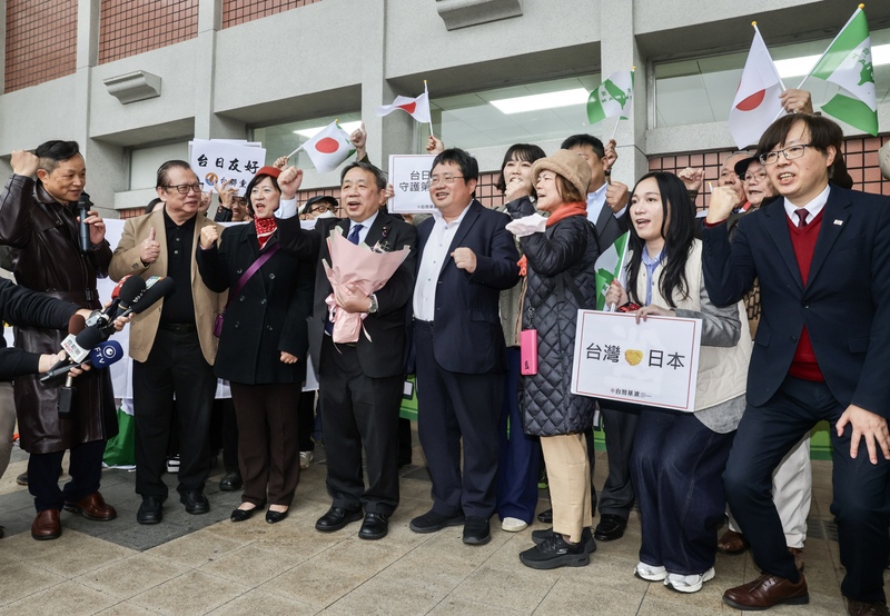日本維新會中國裔參議員石平（左4）6日訪台，上午搭機抵達台北松山機場，獨派團體和支持民眾到場歡迎他來台訪問。