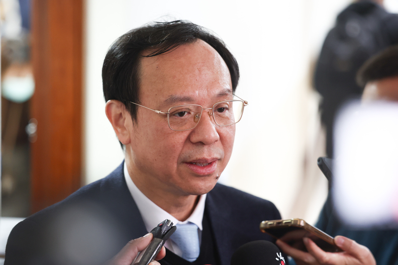 CD
人工生殖法修法　石崇良：院版未納入代理孕母
行政院會114年12月通過人工生殖法修正草案，確定
脫鉤代理孕母。立法院衛環委員會8日將審查人工生
殖法修正草案，衛福部長石崇良（圖）7日在立法院
受訪表示，條文需與時俱進，並以兒童最佳利益做考
量，而代理孕母部分仍有爭議，行政院版未納入。
中央社記者王騰毅攝  115年1月7日
