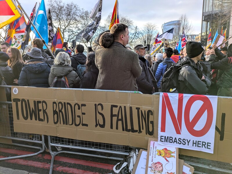中國推動在倫敦興建巨型使館，過程反映英國自由民主政治面臨的挑戰。圖為17日針對使館建案的倫敦抗議集會上，有標語「倫敦塔橋正在崩塌」。使館預定地鄰近倫敦塔橋。

