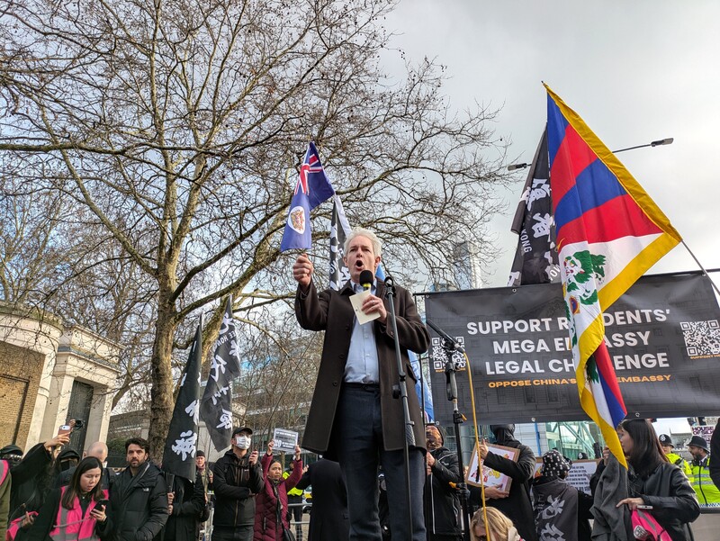 英國保守黨前後任黨魁同發聲呼籲英國不該核准中國在倫敦興建超級大使館計畫。圖為英國改革黨議員克魯格，他去年9月以前為保守黨籍。

