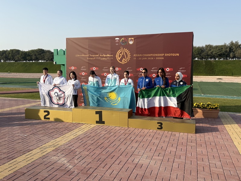 2026亞洲飛靶射擊錦標賽在卡達杜哈舉行，台灣女將
劉宛渝（左起）、林怡君、葉美萱20日在不定向飛靶
項目拿下女子團體銀牌。（教練張簡銘杉提供）
