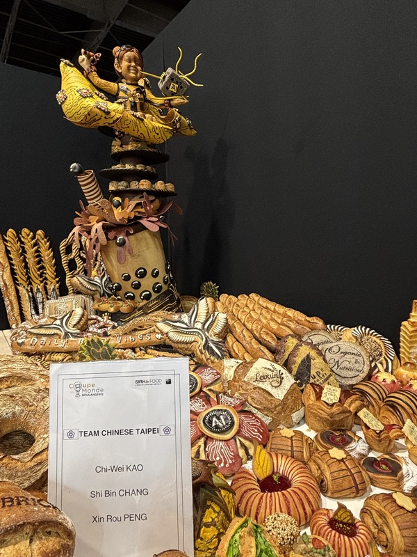台灣麵包師傅張世彬、彭心柔、高淇崴在教練武子靖帶領下參加世界盃麵包大賽，抱回亞軍。台灣隊作品結合晶片、珍珠奶茶、101大樓、水果等元素。