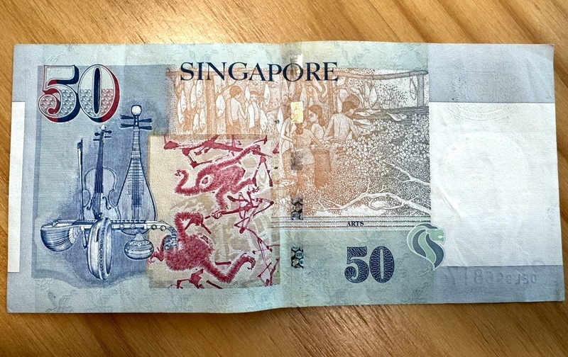 新加坡目前流通的50元人像系列鈔券呈現不同族群的樂器，象徵新加坡華、馬、印及西方文化的交融，也展現新加坡「花園城市」、象徵堅韌的國家精神。