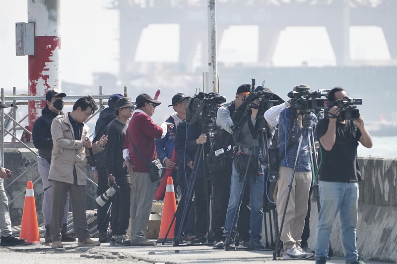 潛艦國造原型艦海鯤艦29日首度潛航測試，吸引不少媒體、軍事迷赴高雄港岸際拍攝。
