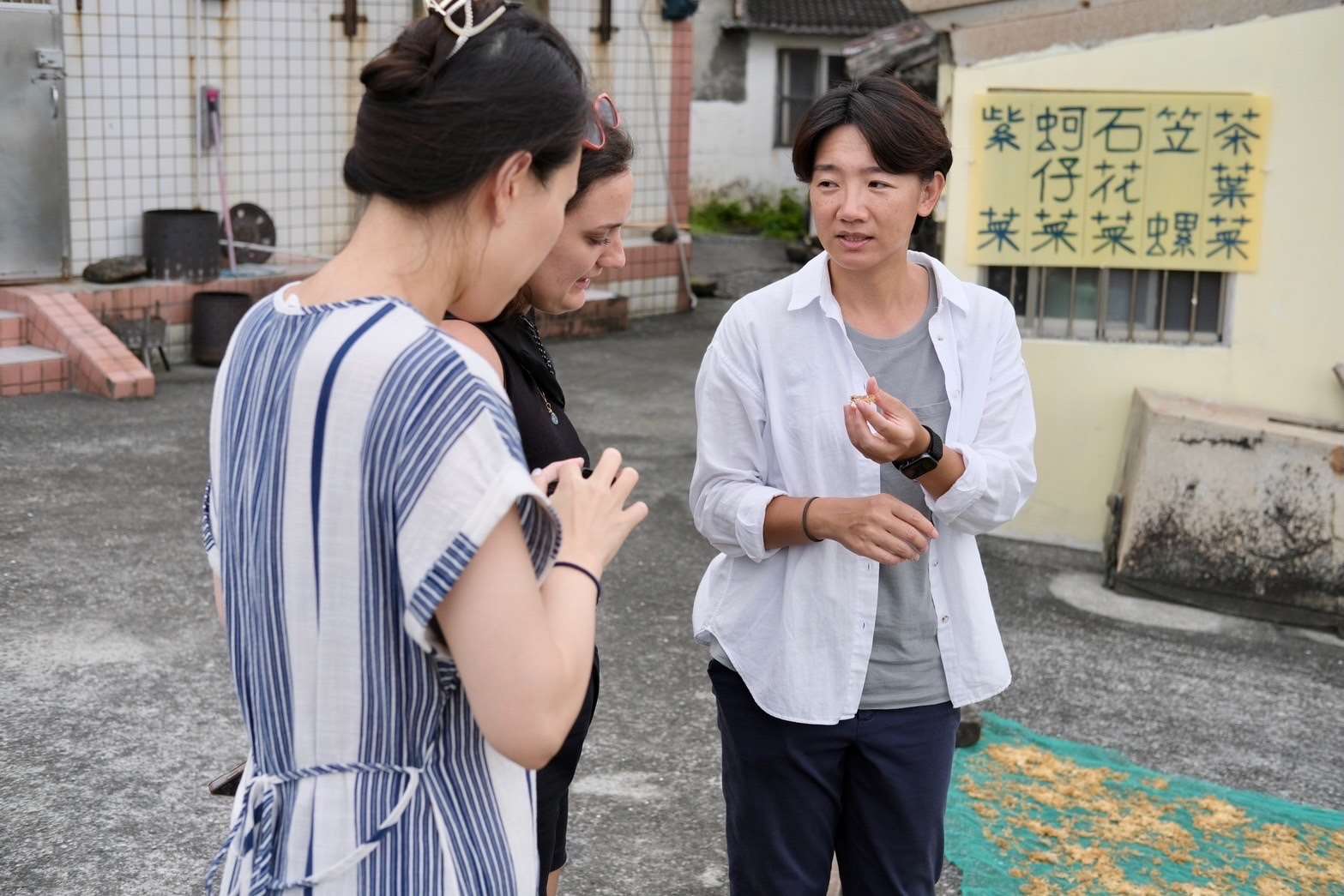 曙旅工作室負責人吳函恩帶領遊客瞭解東北角馬崗漁村（吳函恩提供）