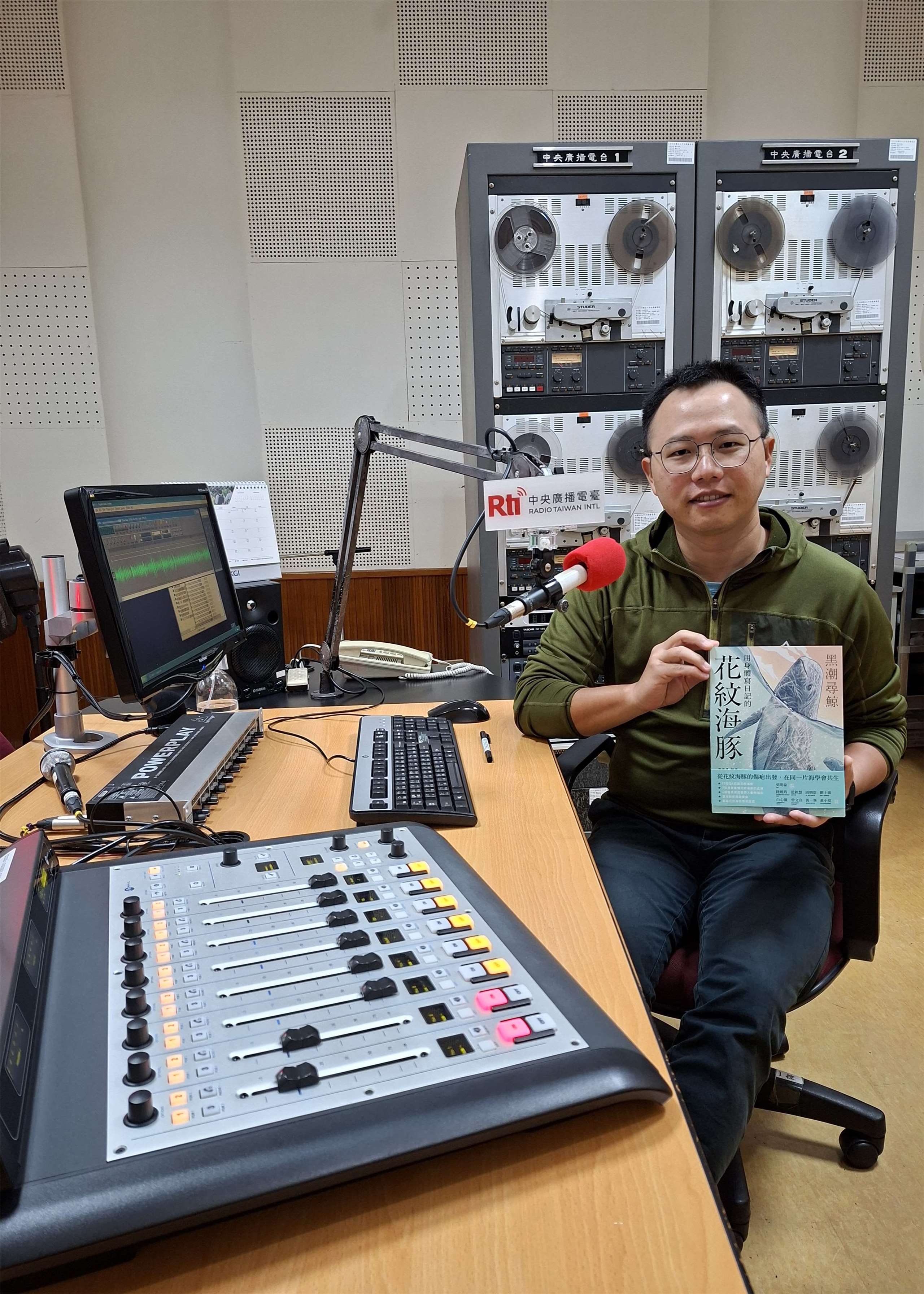 黑潮海洋文教基金會/執行長  林東良 分享 黑潮尋鯨二部曲 「用身體寫日記的花紋海豚」