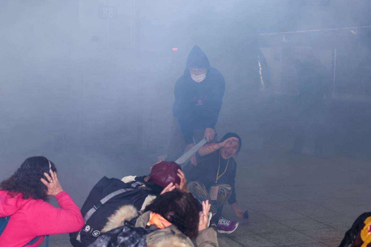 台北市政府與交通部為確保台北車站特定區面對突發危安事件的緊急應變能力，22日下午進行「無差別攻擊事件」聯合危安實兵演練。依規劃，第一階段模擬多名歹徒在台鐵月台丟擲煙霧彈後，引發旅客驚慌，台鐵立即通報110、119鐵路警察及回報聯防中心。(台北市政府提供)