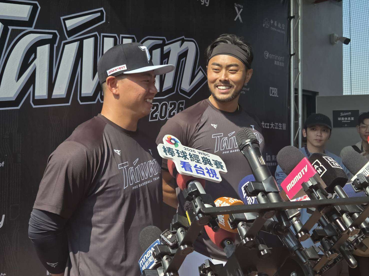 旅美選手林家正(右)與鄭宗哲(左)也投入經典賽台灣代表隊集訓。(江昭倫 攝)