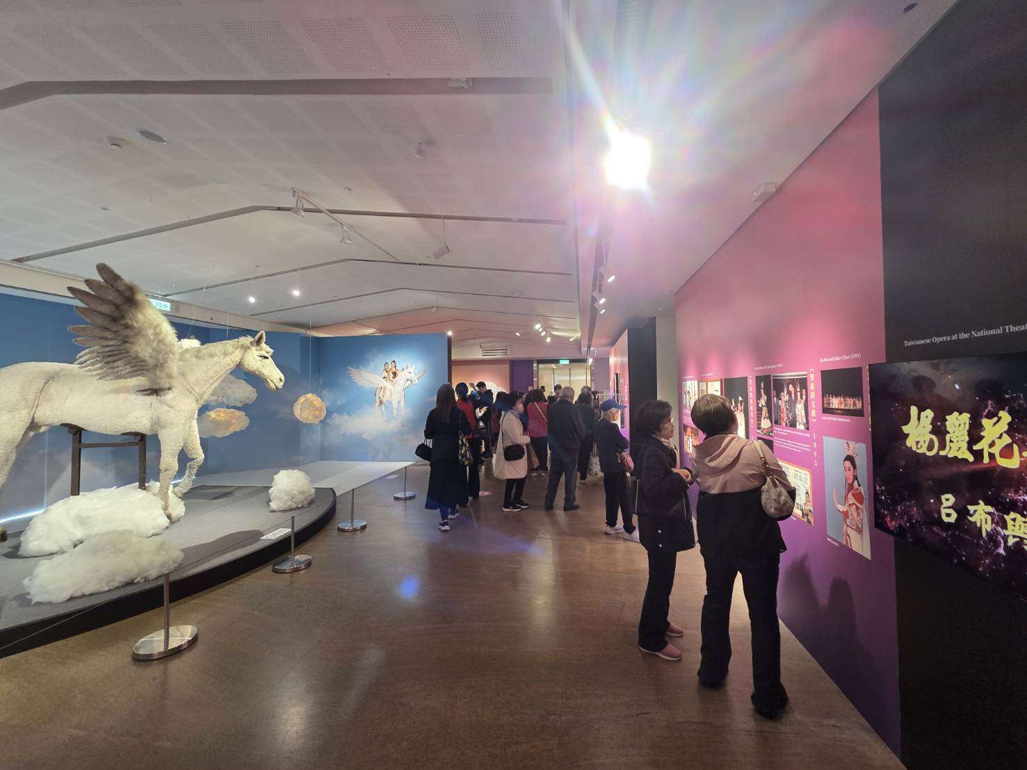 「世紀初戀・楊麗花」歌仔戲特展自去年(2025)12月25日起在國立傳統藝術中心宜蘭園區盛大開展，首週參觀人次即突破萬人。(江昭倫 攝)