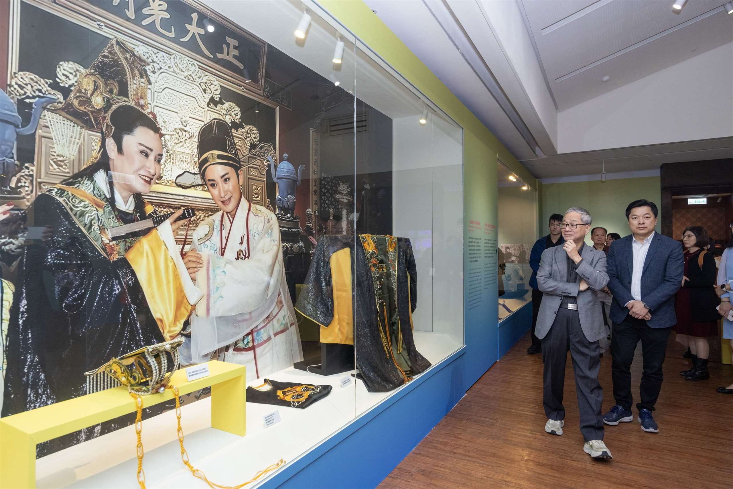 文化部長李遠(右)參觀「世紀初戀・楊麗花」歌仔戲特展。(文化部提供)